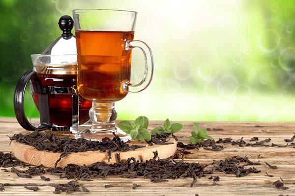 红茶好喝还是绿茶好喝（夏天喝红茶好还是绿茶好）